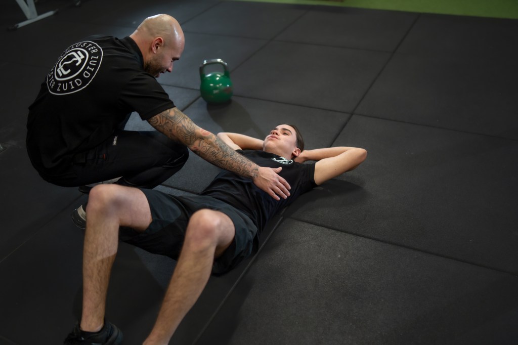 Dedicated personal training session with a certified fitness coach. At Cluster Zuid | Driven by sports.