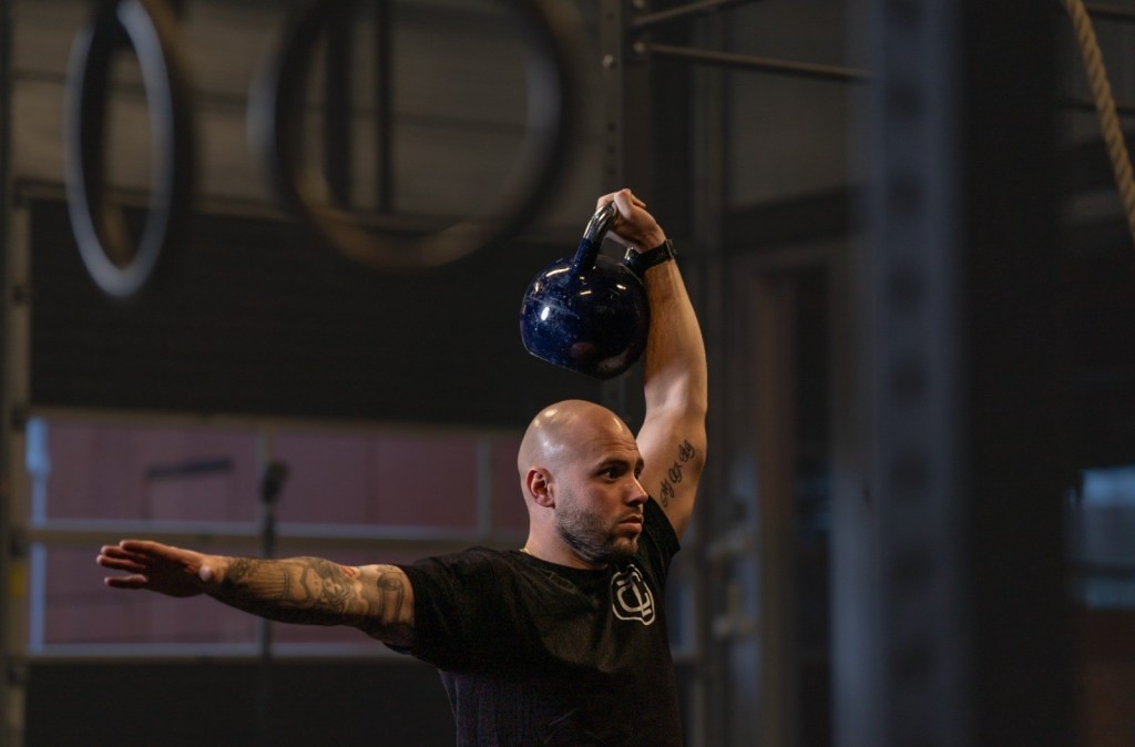 Dynamic CrossFit training session showcasing functional movements and high intensity. At Cluster Zuid | Driven By Sports.